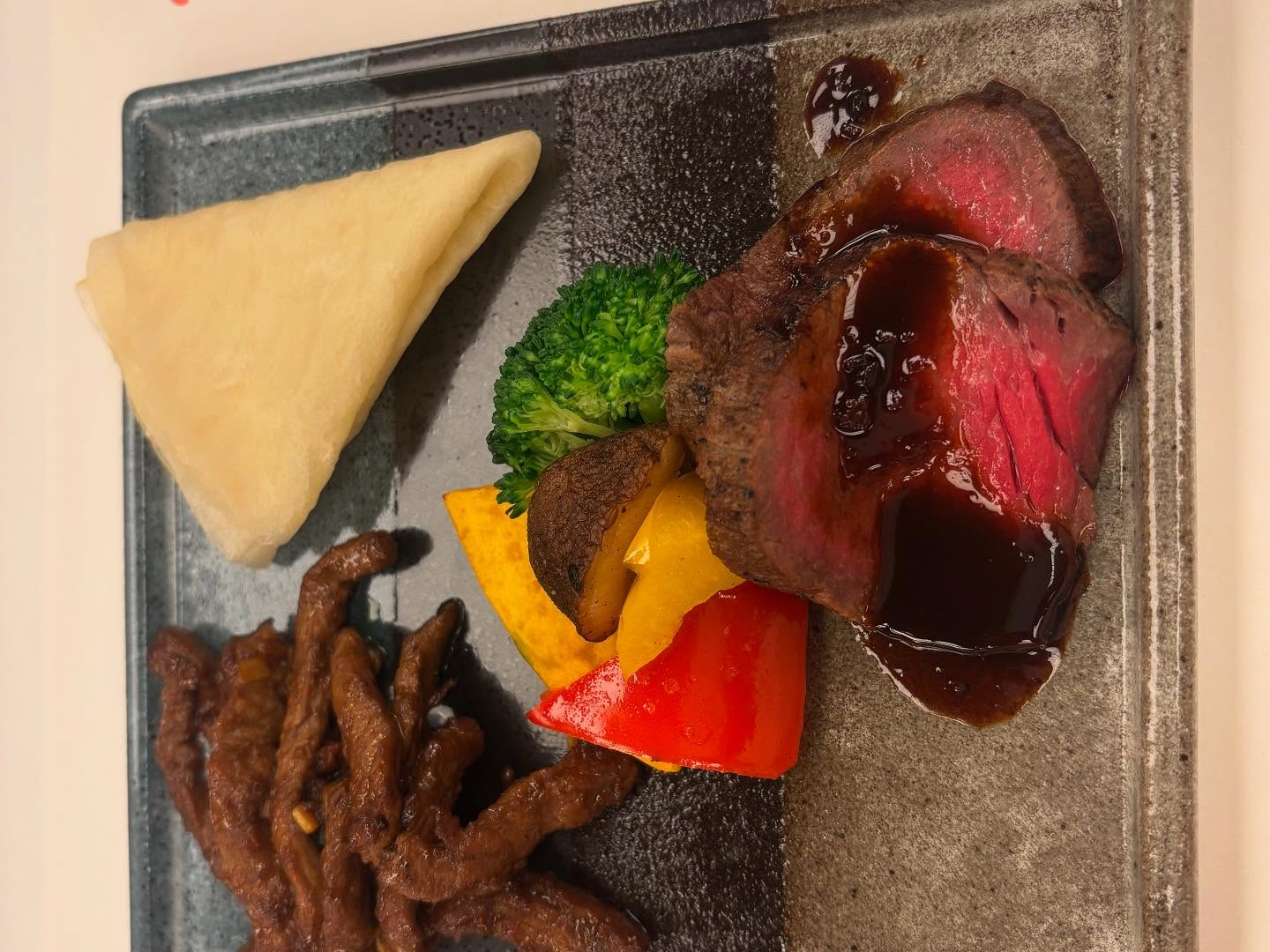 今日は、私が非常勤講師として働いている高校の職員懇親会と送別...